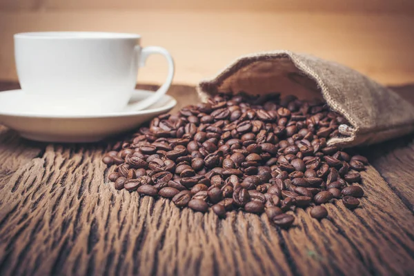 Kaffekopp Med Kaffebönor Träbord — Stockfoto