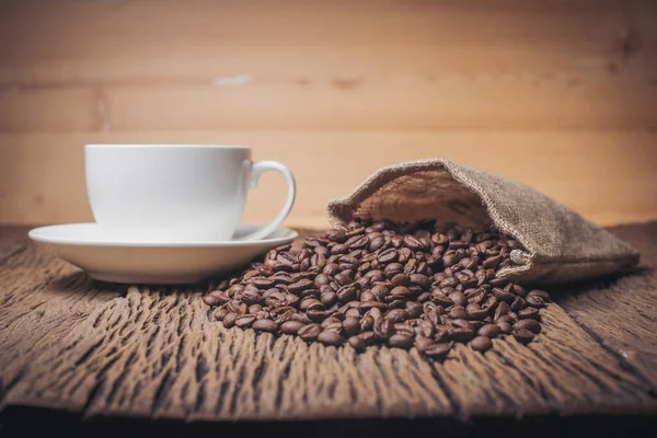 Kaffekopp Med Kaffebönor Träbord — Stockfoto