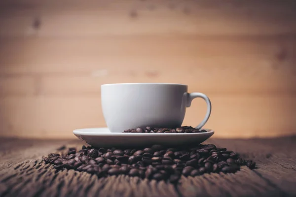 Kaffekopp Med Kaffebönor Träbord — Stockfoto