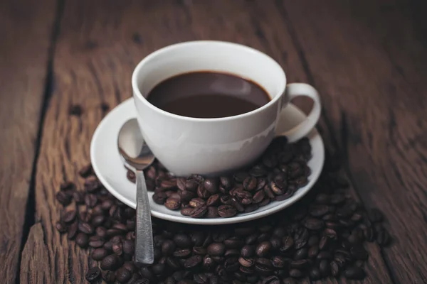 Kaffekopp Med Kaffebönor Träbord — Stockfoto