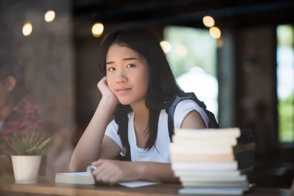 Mujer Joven Leyendo Libro Sentado Interior Cafetería Urbana — Foto de Stock