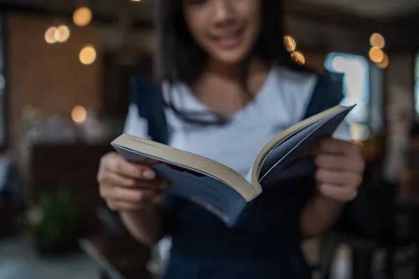 Jovem Mulher Lendo Livro Sentado Interior Café Urbano — Fotografia de Stock