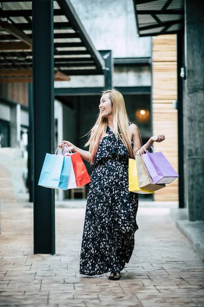 Porträtt Ung Glad Leende Kvinna Med Shoppingpåsar Promenader Gatan — Stockfoto