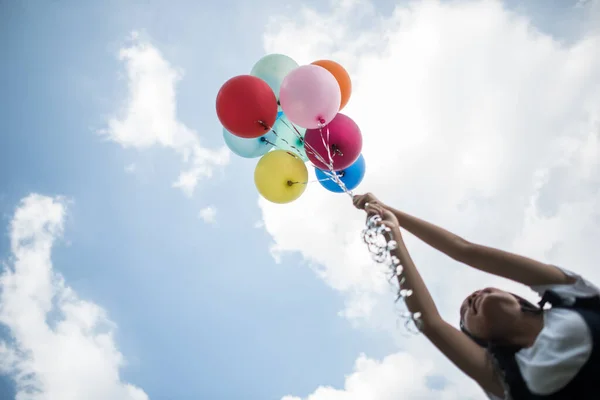 Młoda Dziewczyna Ręka Trzyma Kolorowe Balony — Zdjęcie stockowe