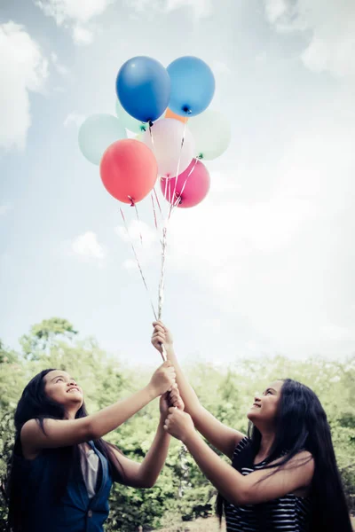 Glad Grupp Flicka Vänner Hand Hålla Flerfärgade Ballonger — Stockfoto