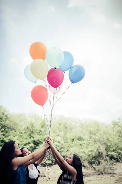 Happy Skupina Dívka Přátelé Ruka Drží Mnohobarevné Balónky — Stock fotografie