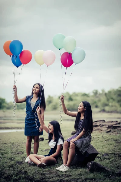 Feliz Grupo Chica Amigos Mano Celebración Multicolor Globos —  Fotos de Stock