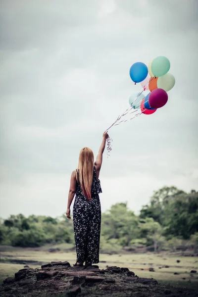 Jovem Mão Segurando Balões Coloridos — Fotografia de Stock