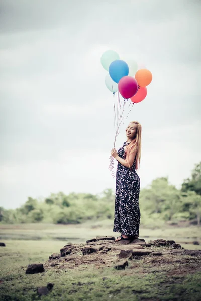 Νεαρή Γυναίκα Χέρι Κρατώντας Πολύχρωμα Μπαλόνια — Φωτογραφία Αρχείου