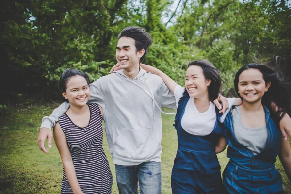 Gelukkige Tiener Vrienden Glimlachen Buiten Het Park — Stockfoto