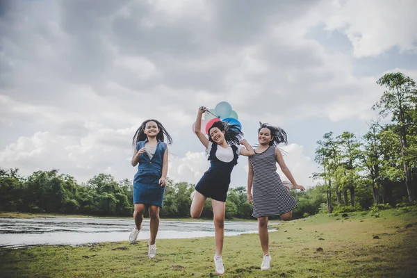 Felices Amigos Adolescentes Sonriendo Aire Libre Parque —  Fotos de Stock