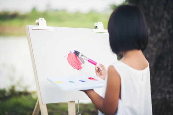 Petite Fille Artiste Peinture Tableau Dans Parc — Photo