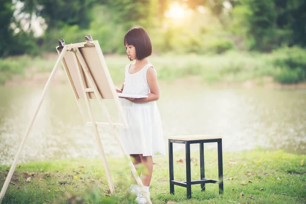 Petite Fille Artiste Peinture Tableau Dans Parc — Photo