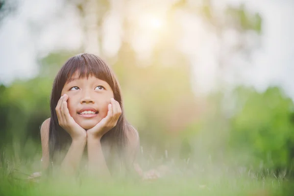 Маленька Дівчинка Лежить Зручно Траві Посміхається — стокове фото