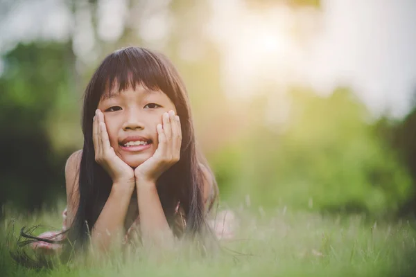 Klein Meisje Ligt Comfortabel Het Gras Glimlacht — Stockfoto