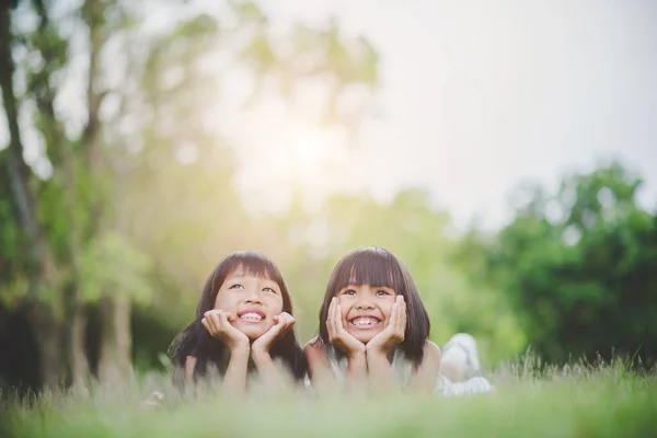 Niña Con Amigo Acostado Cómodamente Hierba Sonriendo —  Fotos de Stock