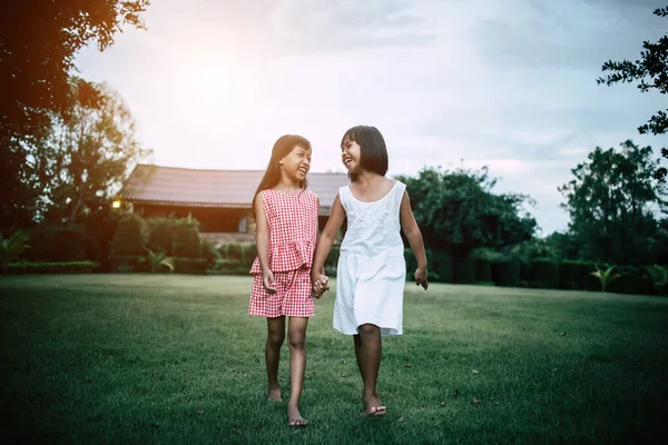 Due Amiche Bambine Che Giocano Divertenti Nel Parco — Foto Stock