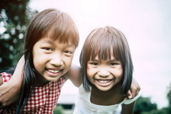 Due Amiche Bambine Che Giocano Divertenti Nel Parco — Foto Stock