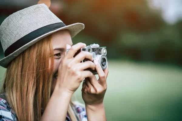 Modelo Mulher Jovem Com Câmera Filme Retro — Fotografia de Stock