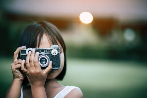 Klein Schattig Meisje Het Maken Van Foto Met Retro Camera — Stockfoto