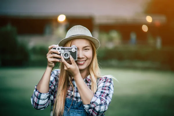 Junge Frau Modell Mit Retro Filmkamera — Stockfoto