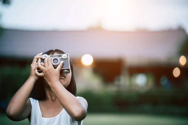 Pequeña Linda Chica Haciendo Foto Con Cámara Retro — Foto de Stock