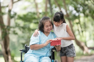 Torununun tekerlekli sandalyede oturan büyükannesine bir sürprizi var..