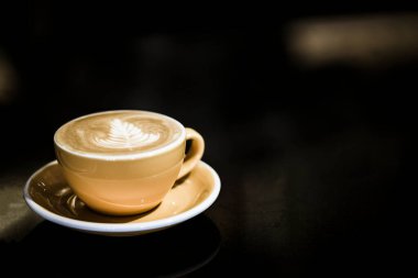 Kahve dükkanında kahve fincanı.