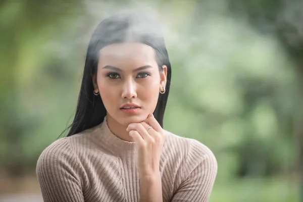 Portrait Beauté Jeune Femme Assise Dans Parc — Photo