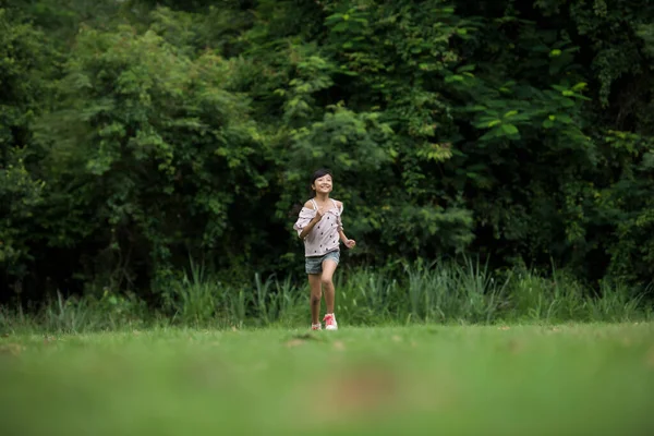 Glücklich Süßes Kleines Mädchen Läuft Auf Dem Rasen Park — Stockfoto
