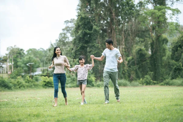 Padres Felices Hija Caminando Parque Concepto Familia Feliz —  Fotos de Stock