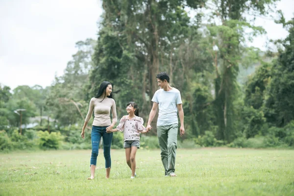 幸せな両親と娘が公園を歩く 幸せな家族の概念 — ストック写真
