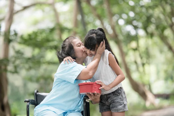 Nieta Tiene Sorpresa Abuela Sentada Silla Ruedas —  Fotos de Stock