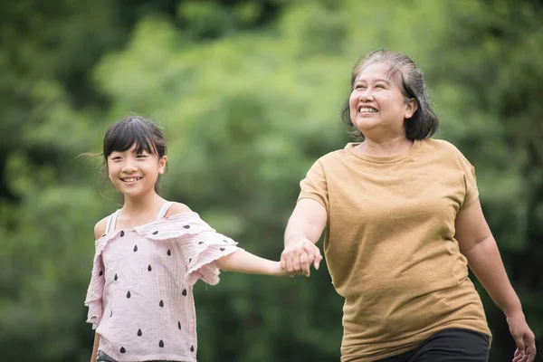 おばあちゃんが公園で外で遊んでいます — ストック写真