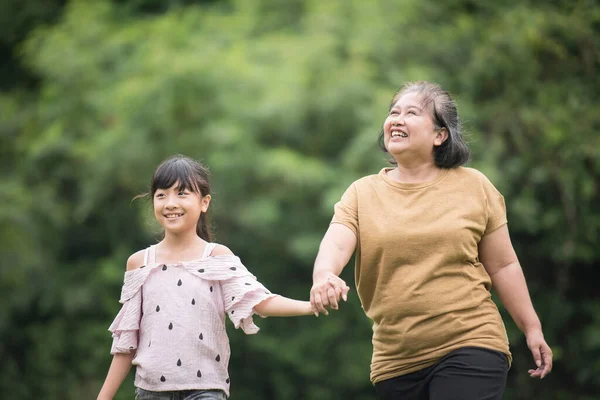 おばあちゃんが公園で外で遊んでいます — ストック写真