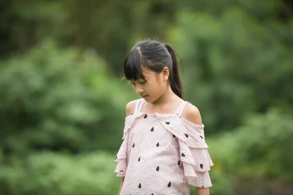 Πορτρέτο Του Μικρού Κοριτσιού Της Ασίας Περπατώντας Στο Πάρκο — Φωτογραφία Αρχείου