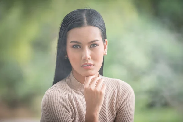 Portret Van Schoonheid Jonge Vrouw Zittend Het Park — Stockfoto