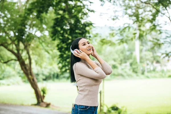 Femme Asiatique Écoutant Musique Préférée Sur Écouteurs Bon Temps Détendre — Photo