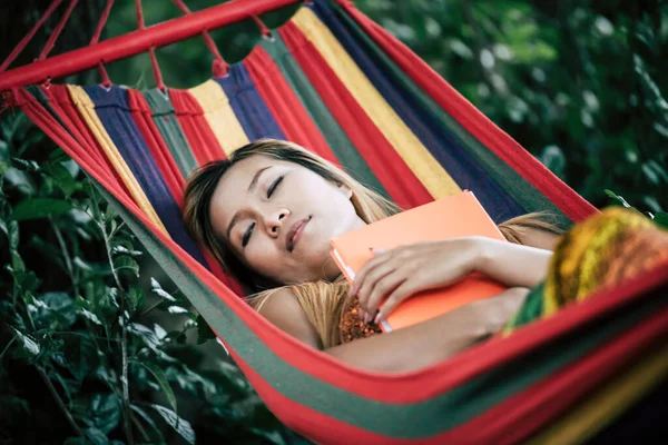 Jonge Vrouw Het Lezen Van Een Boek Liggend Een Hangmat — Stockfoto