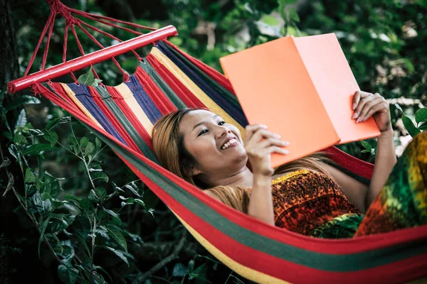 Junge Frau Liest Der Hängematte Liegend Ein Buch — Stockfoto