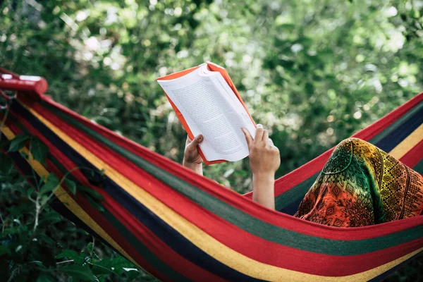 Jonge Vrouw Het Lezen Van Een Boek Liggend Een Hangmat — Stockfoto