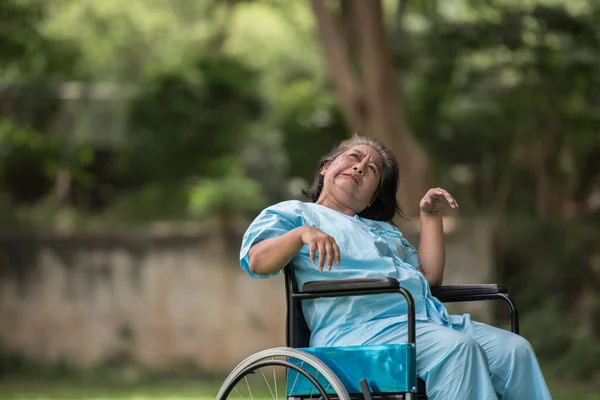 Mujer Mayor Sentada Silla Ruedas Con Enfermedad Alzheimer — Foto de Stock
