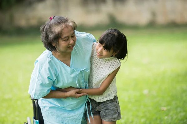 Abuela Anciana Silla Ruedas Con Nieta Jardín Del Hospital —  Fotos de Stock