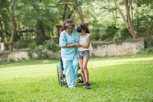 Пожилая Бабушка Инвалидной Коляске Внучкой Больничном Саду — стоковое фото