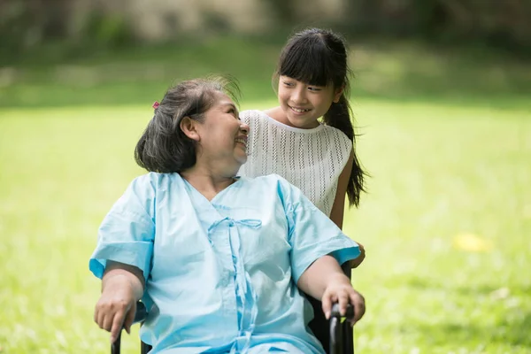 Abuela Anciana Silla Ruedas Con Nieta Jardín Del Hospital — Foto de Stock