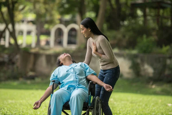 Fille Été Choquée Voir Choc Sur Mère Assise Fauteuil Roulant — Photo