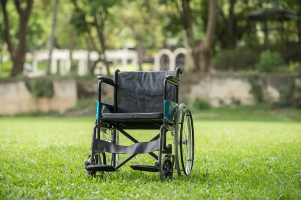 Sedia Rotelle Vuota Parcheggiata Nel Parco Concetto Assistenza Sanitaria — Foto Stock