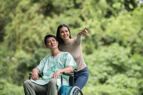 Hombre Discapacitado Silla Ruedas Novia Parque — Foto de Stock