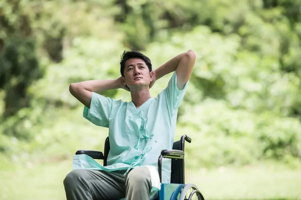 庭で車椅子の若い障害者だけが — ストック写真