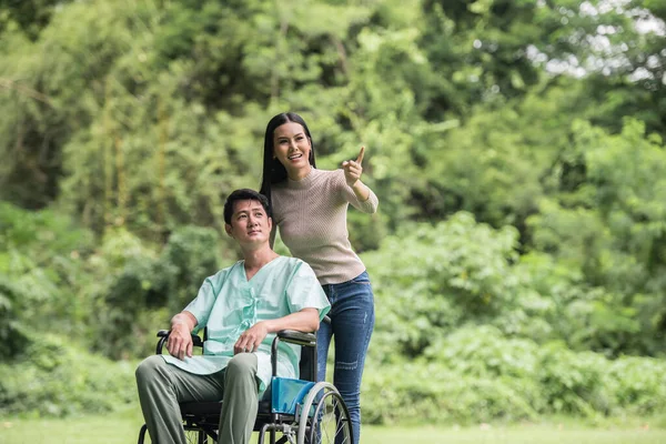 Hombre Discapacitado Silla Ruedas Novia Parque — Foto de Stock